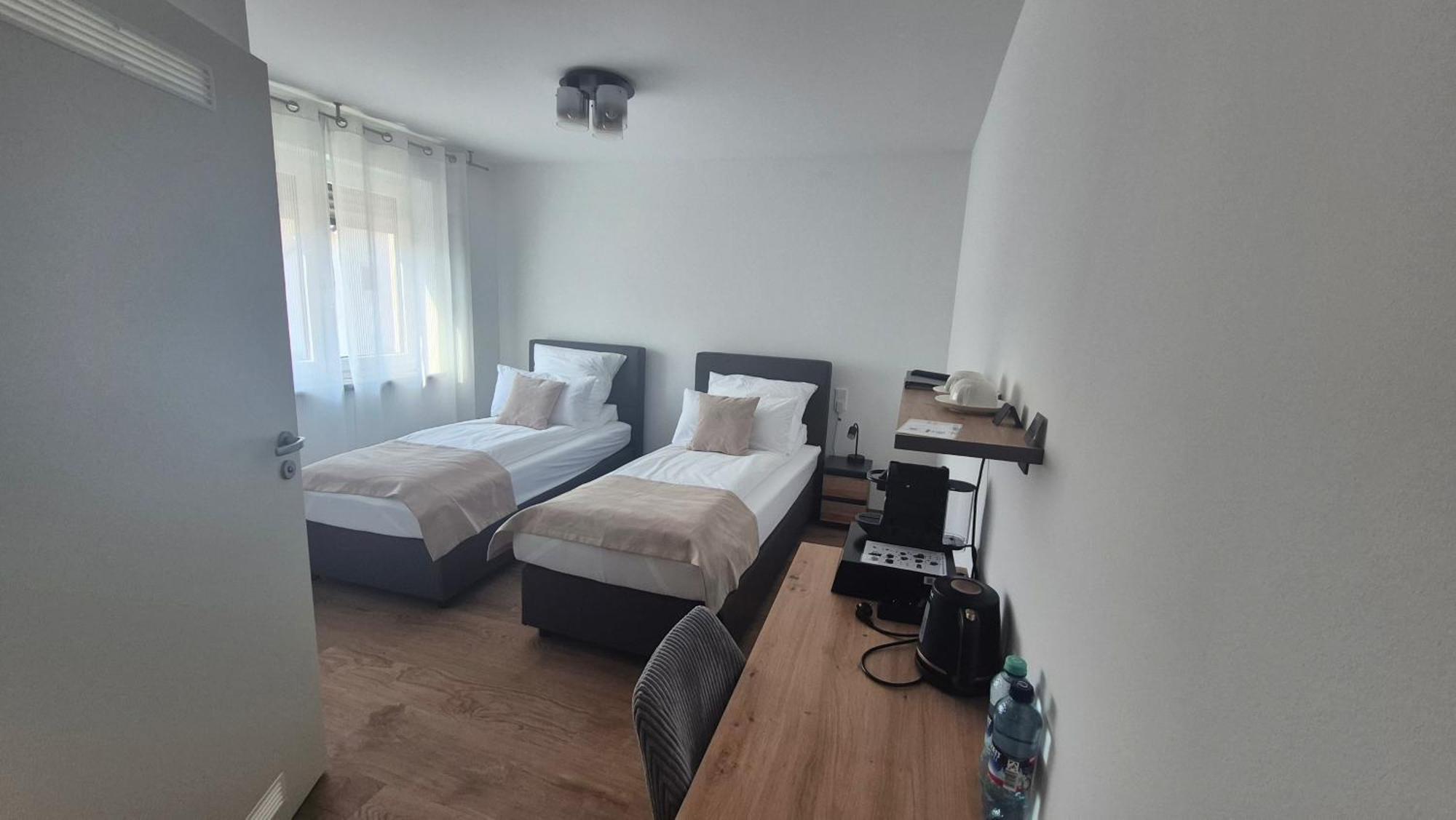 Apartments Seibel Doppel-Zweibettzimmer Mit Bad Ройтлинген Екстериор снимка