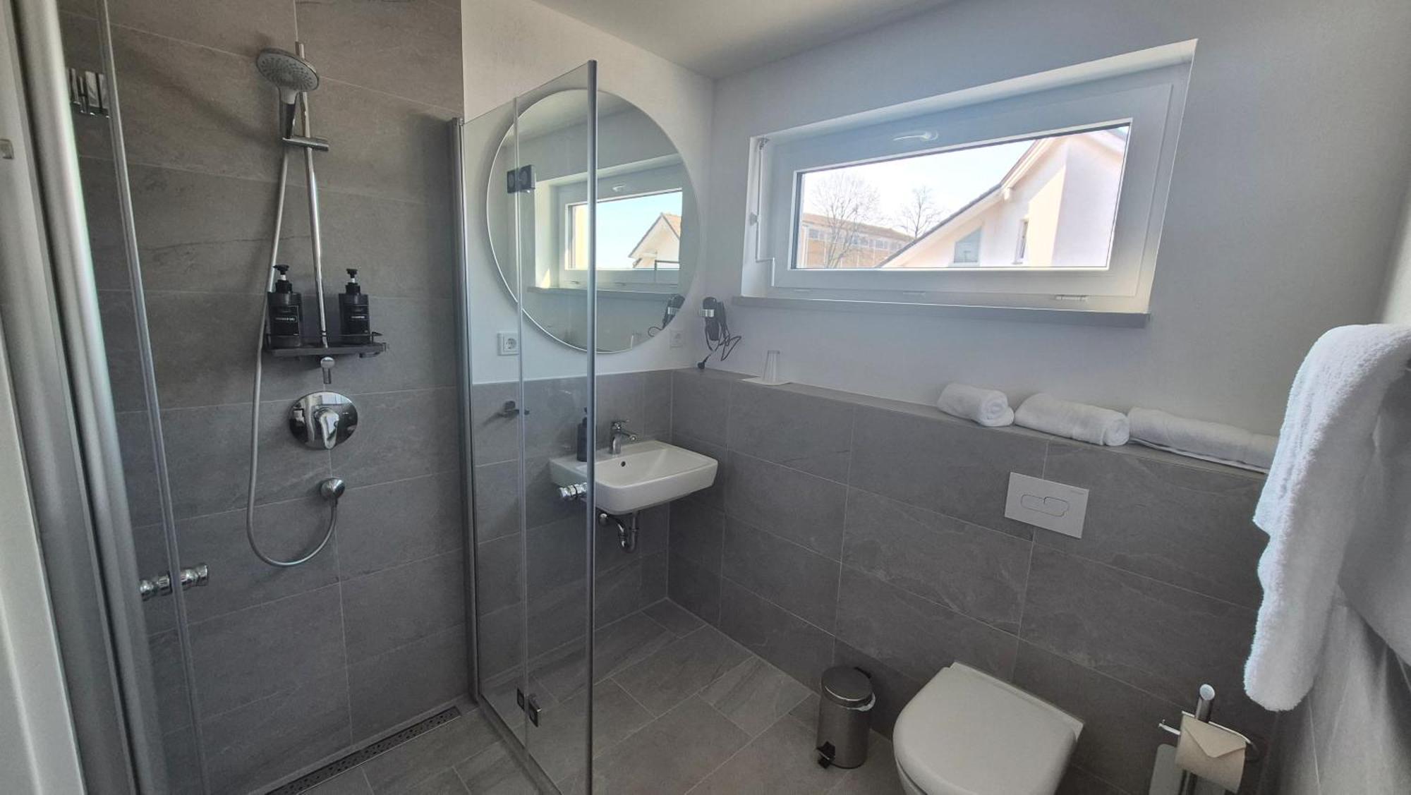 Apartments Seibel Doppel-Zweibettzimmer Mit Bad Ройтлинген Екстериор снимка